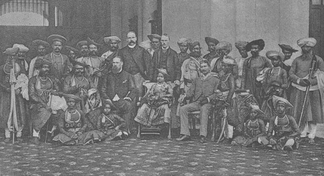 De jonge Maharaja van Gwalior met zijn voogd Sir Lepel Griffin en hof, c.1886